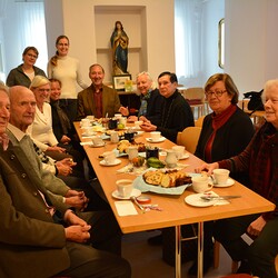 Im BEGEGNUNGSzentrum bei Kaffee und Allerheiligenstriezel.